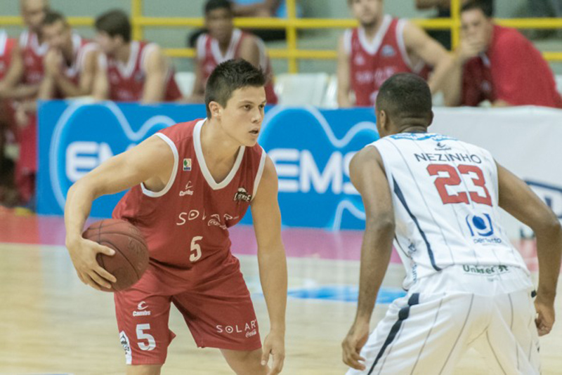 Davi do Basquete Cearense contra Nezinho do Franca no Pedrocão (Foto: Divulgação)